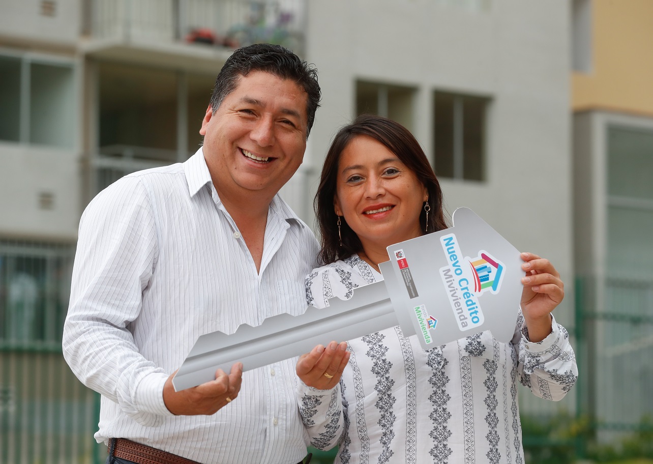 ministro entrega de llaves1.jpg