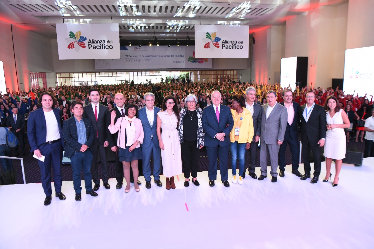 Autoridades clausurando el 4to encuentro por los jóvenes de la  Alianza del Pacífico.jpeg